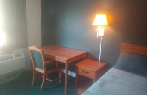 Livingston Apartment | King Bed Hotel Studio 117