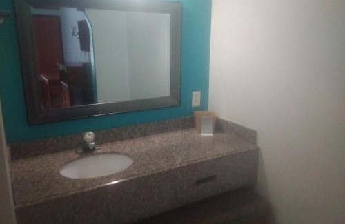 Livingston Apartment | King Bed Hotel Studio 117