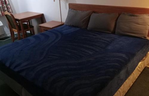 Livingston Apartment | King Bed Hotel Studio 206