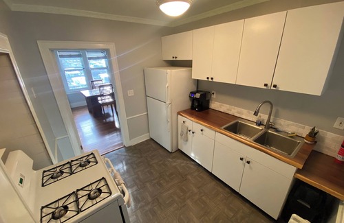 Ferndale House | King Bed in 2-bedroom house in lovely Ferndale with AC