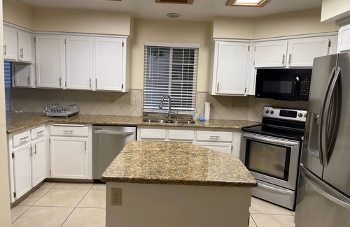 Raisin House | King bed in gated community very next to Woodward Park. Waking, dinning & shops