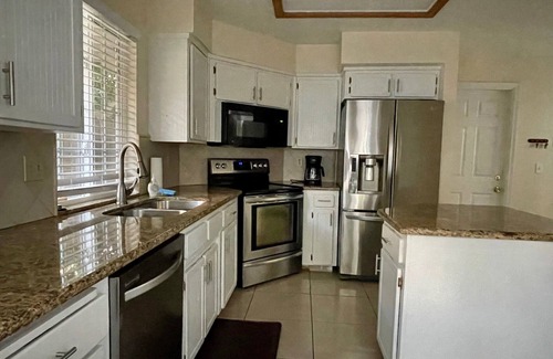 Raisin House | King bed in gated community very next to Woodward Park. Waking, dinning & shops