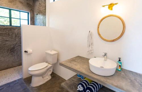 San Francisco Apartment | King bed, Kitchenette, Air Conditioning, Pool, Fast WiFi - Aire at Casa Calavera