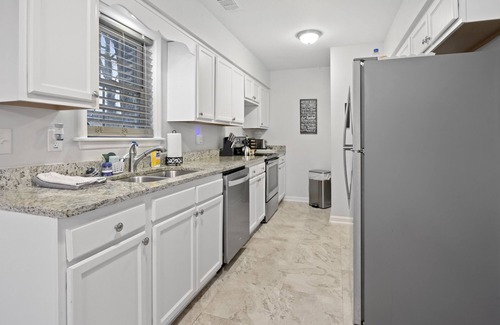Newnan House | King bed 🛌 memory foam mattress fast wi fi 🎊 BBQ grill & close to downtown 😀
