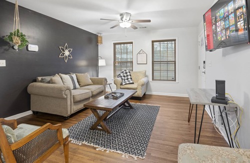 Newnan House | King bed 🛌 memory foam mattress fast wi fi 🎊 BBQ grill & close to downtown 😀
