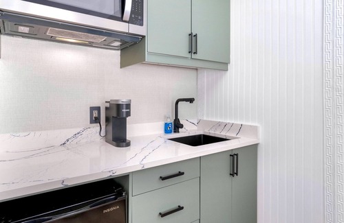Palm Beach - West Palm Beach Hotel | King Bed Mermaid Suite , free parking, heart of Palm Beach