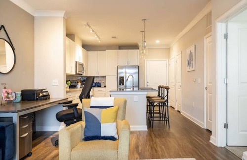 North Decatur Apartment | King Bed -Message me for Spring Special