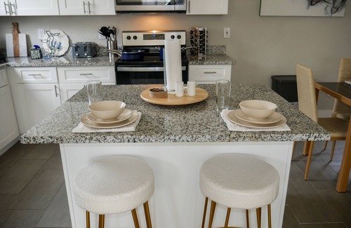 Terrell Heights House | King Bed, Minutes from Downtown and Pearl, Entire House