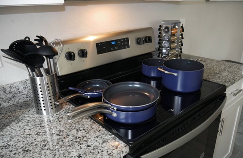 Terrell Heights House | King Bed, Minutes from Downtown and Pearl, Entire House