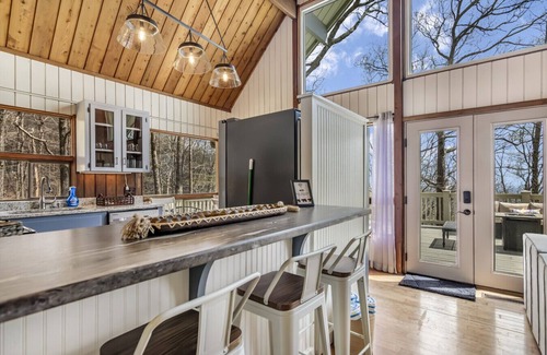 Tate Apartment | King Bed, Mountain Scenes, Hot Tub, Pet Friendly