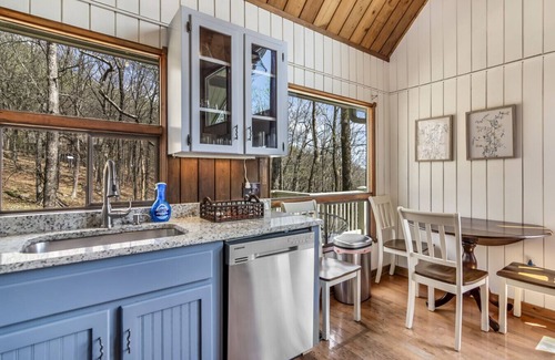 Tate Apartment | King Bed, Mountain Scenes, Hot Tub, Pet Friendly