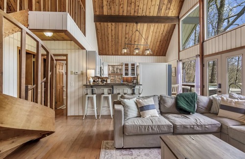 Tate Apartment | King Bed, Mountain Scenes, Hot Tub, Pet Friendly