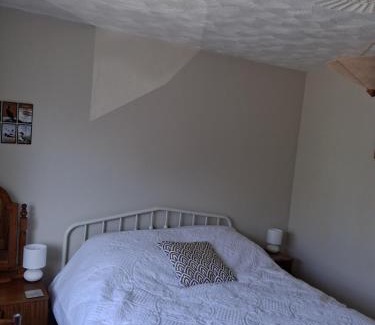 Borth House | King bed, opposite the beach