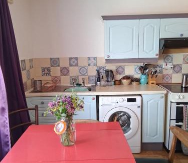 Borth House | King bed, opposite the beach