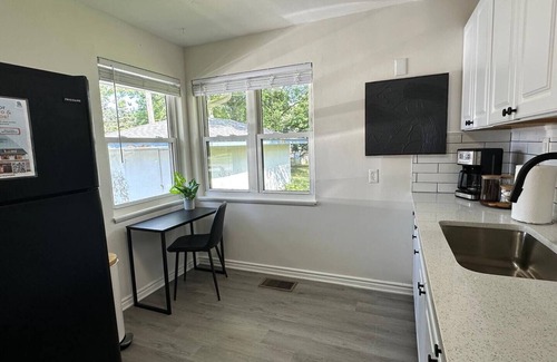 Berea House | KING bed, Pet Friendly, Modern Retreat, CLE-BW