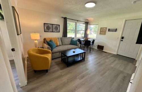 Berea House | KING bed, Pet Friendly, Modern Retreat in CLE-BW