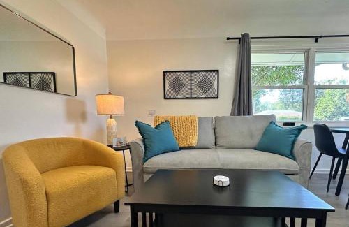 Berea House | KING bed, Pet Friendly, Modern Retreat in CLE-BW