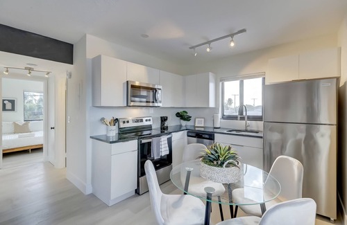 Imperial Point Apartment | King bed/Pool/15 min beach, airport & cruise Pt