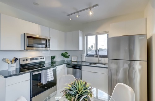 Imperial Point Apartment | King bed/Pool/15 min beach, airport & cruise Pt