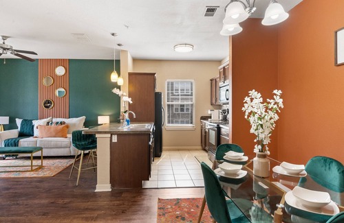 Southpoint Apartment | King Bed/Pool +FREE PARKING/Pool/Gym/Fast Wi-Fi