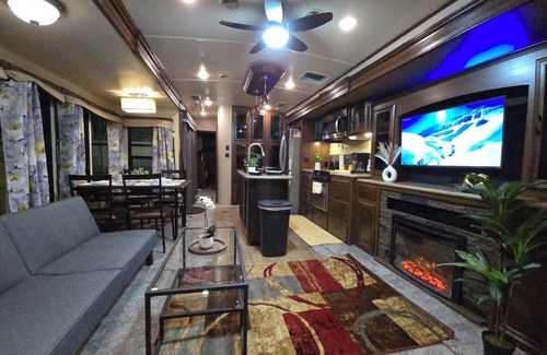 Southeast Houston House | King Bed, Private Fenced Yard, Patio, BBQ Grill