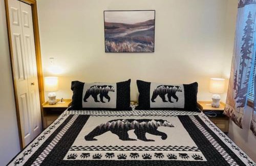 Blairsville House | King Bed Romantic Cabin with Fireplace