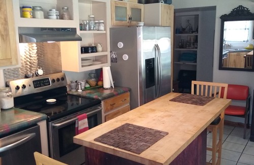 Bandera Cottage | King bed, shuffleboard & pool
