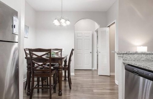 Ferry Pass Apartment | King Bed | Sofa Bed | Work Space | Near Hospitals, College, & Naval Base