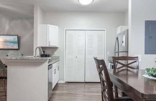 Ferry Pass Apartment | King Bed | Sofa Bed | Work Space | Near Hospitals, College, & Naval Base