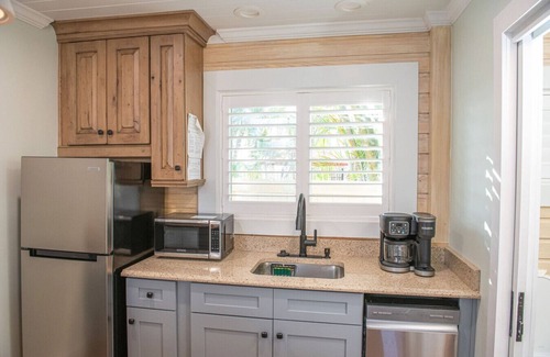 Madeira Beach Cabin | King Bed-Step to Madeira Beach-Heated Pool-Private