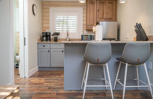 Madeira Beach Cabin | King Bed-Step to Madeira Beach-Heated Pool-Private