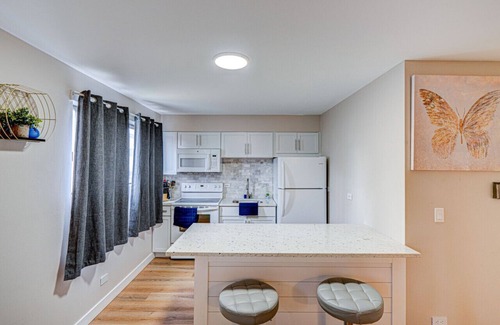 O'Hare Apartment | King Bed Studio by O`hare| Safe Neighborhood