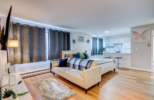 O'Hare Apartment | King Bed Studio by O`hare| Safe Neighborhood