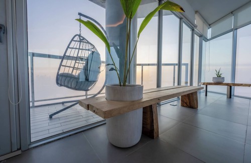 Calidonia Apartment | King Bed Suite/280 Degree View/500mbs WiFi