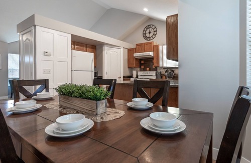 Herriman House | King Bed Suite - Fast Wifi - Work Desk.