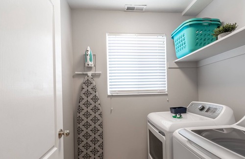 Herriman House | King Bed Suite - Fast Wifi - Work Desk.