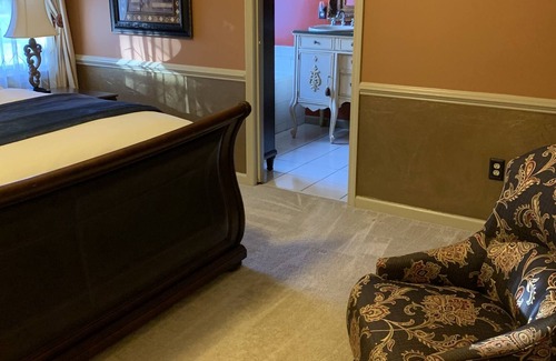 Taylors House | King bed suite, game room, gym area- Main House