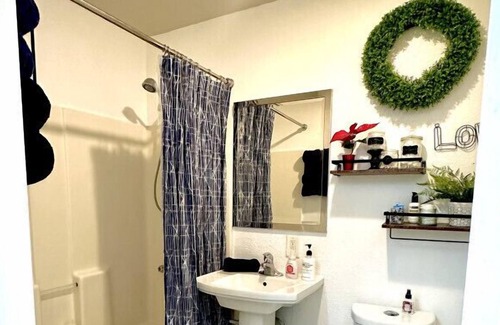 Downtown Redlands House | King Bed | Travel | Work | Dog Friendly