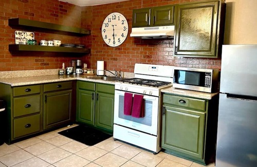 Downtown Redlands House | King Bed | Travel | Work | Dog Friendly