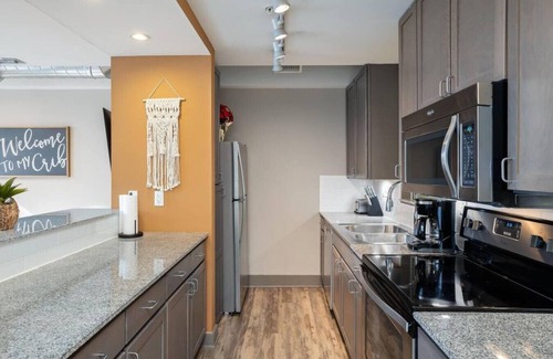 Hanover Place Apartment | ★ King Bed ★ Uptown Theater★