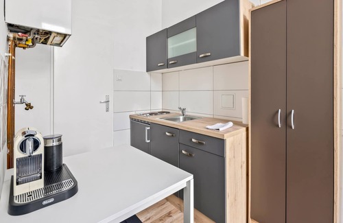 Rudolfsheim-Funfhaus Apartment | King Bed | Vienna City Hall | High Speed Wifi