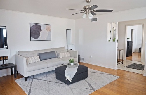 Oak Cliff House | King Bed w Workspace, Fast WiFi & Fenced Backyard