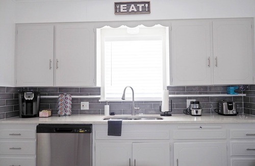 Oak Cliff House | King Bed w Workspace, Fast WiFi & Fenced Backyard