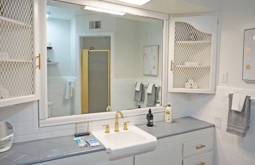 Oak Cliff House | King Bed w Workspace, Fast WiFi & Fenced Backyard