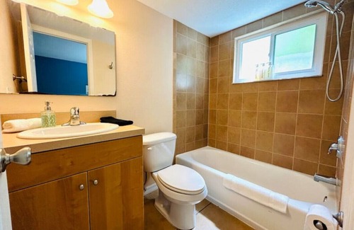 Arlington Park Apartment | King Bed Walk to SMH Hospital