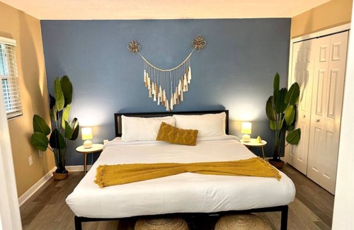 Arlington Park Apartment | King Bed Walk to SMH Hospital