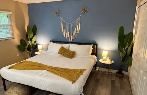 Arlington Park Apartment | King Bed Walk to SMH Hospital