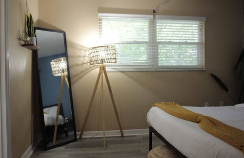 Arlington Park Apartment | King Bed Walk to SMH Hospital