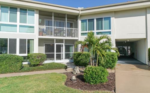Saint Armands Key Apartment | King Bed - Walk to St. Armand's Circle and Lido Beach in Minutes!
