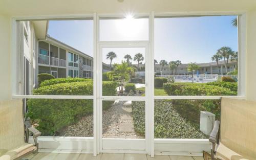 Saint Armands Key Apartment | King Bed - Walk to St. Armand's Circle and Lido Beach in Minutes!